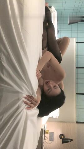 2800外围小姐姐，苗条黑丝刚毕业大学生，粉乳翘臀后入到高潮