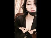 无毛的小骚穴看上去很紧应该没有被操很多次