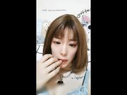 女主播和几个年轻人在线直播