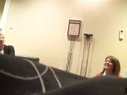 美女约见网友带着闺蜜结果双双被套路晕倒带到酒店扒光玩弄肏完一个肏另一个