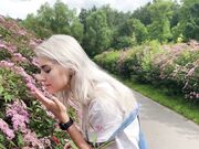 穿着装满精液的内裤逛公园婊子 Eva Elfie 挨肏后，穿着装满精液的内裤