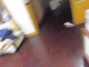 公司上班勾搭很久才带到家中的长腿美少妇,纤细大长腿,性感美翘臀在客厅各种干逼