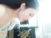 高颜值白嫩性感的大长腿美女酒店被强行插入身体