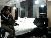 商务酒店憋了好久的情侣大学生开房造爱外表清纯活力小美女肤白身材好69激情互舔还穿上白丝-1