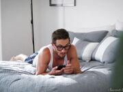 性感丰满的继母 Jaclyn Taylor 骑她儿子梆硬的大屌