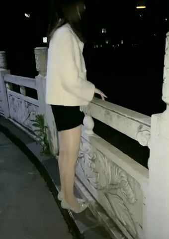 19岁小仙女 户外撒尿 无套啪啪 内射 粉嫩鲍鱼