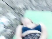 肉肉身材大屁股小少妇大白天山里野战，铺上瑜伽垫深喉口交上位骑乘