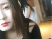 小鲜肉酒店直播时网友要求他当着老婆面操小姨子,为了礼物和老婆把小姨子操了-1