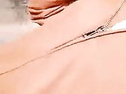 极品短发零零后女主播真够拼的大冷天和炮友景区野战先用农夫山泉消消毒