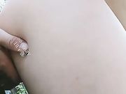 样子很淫骚的气质眼镜御姐穿着性感情趣内衣和炮友在小树林野战