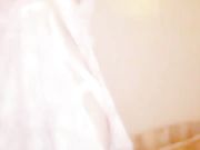 有情调的美女主播灯光摇曳中跳骚舞 然后去桶里洗澡 最后自慰