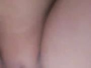 看样子年纪也不是太小 木耳却是无毛白虎而且十分粉嫩 先插穴自慰然后啪啪