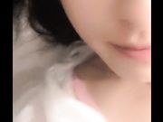 白虎逼少女直播大秀用矿泉水清洗自己的逼逼