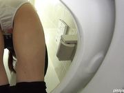 极品黑丝女下班尿急WC近景特写偷拍双洞红粉超刺激