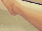 吐血推荐价值600RMB的推女郎波神松果儿黑色紧身浴室发骚+自慰视频