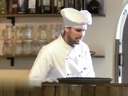 微乳服务生女孩吮吸顾客大屌来获取小费