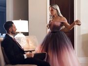 女孩准备好去参加舞会离开前和哥哥来一发