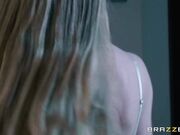 洗干净让坚硬的鸡巴塞进她那又紧又湿的阴户