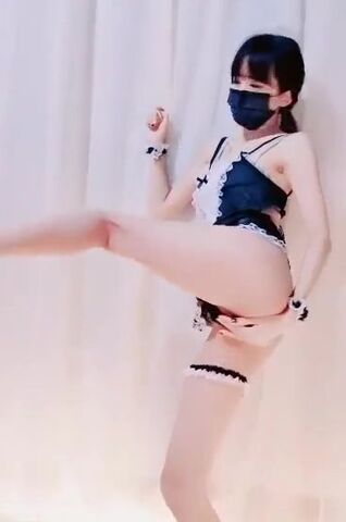 妹子皮肤白皙自慰秀 女仆装道具JJ骑乘猛插性感屁股非常诱人