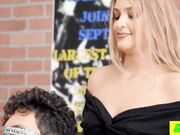 可爱女孩用热情的小穴来庆祝她男朋手的回归